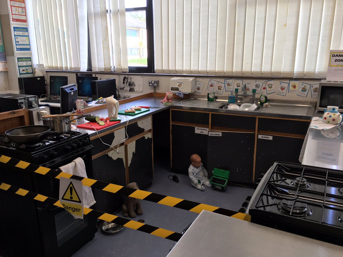 sian_hedges's tweet image. Room 18 already for Open Evening #hygieneandsafety #spotthehazards #eatwellguide #sugar #beehealthy