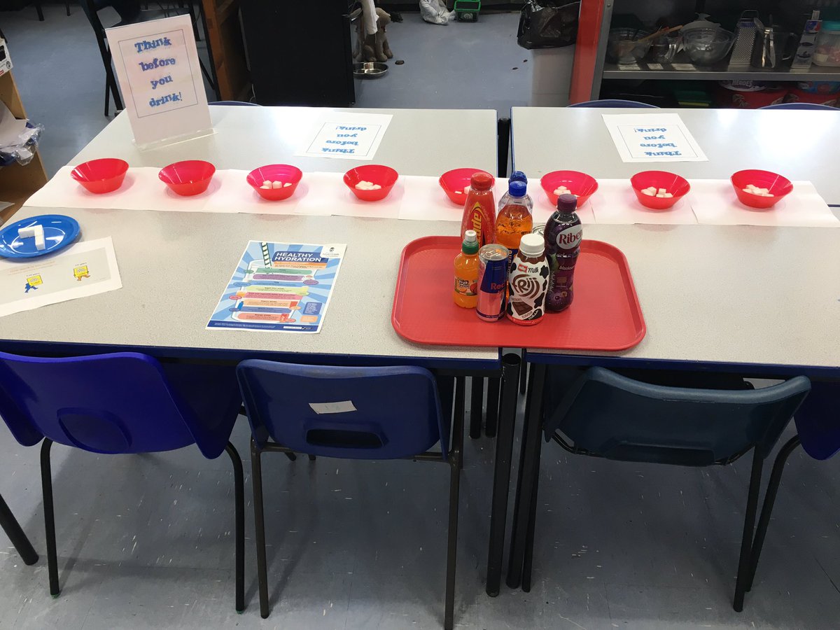 sian_hedges's tweet image. Room 18 already for Open Evening #hygieneandsafety #spotthehazards #eatwellguide #sugar #beehealthy