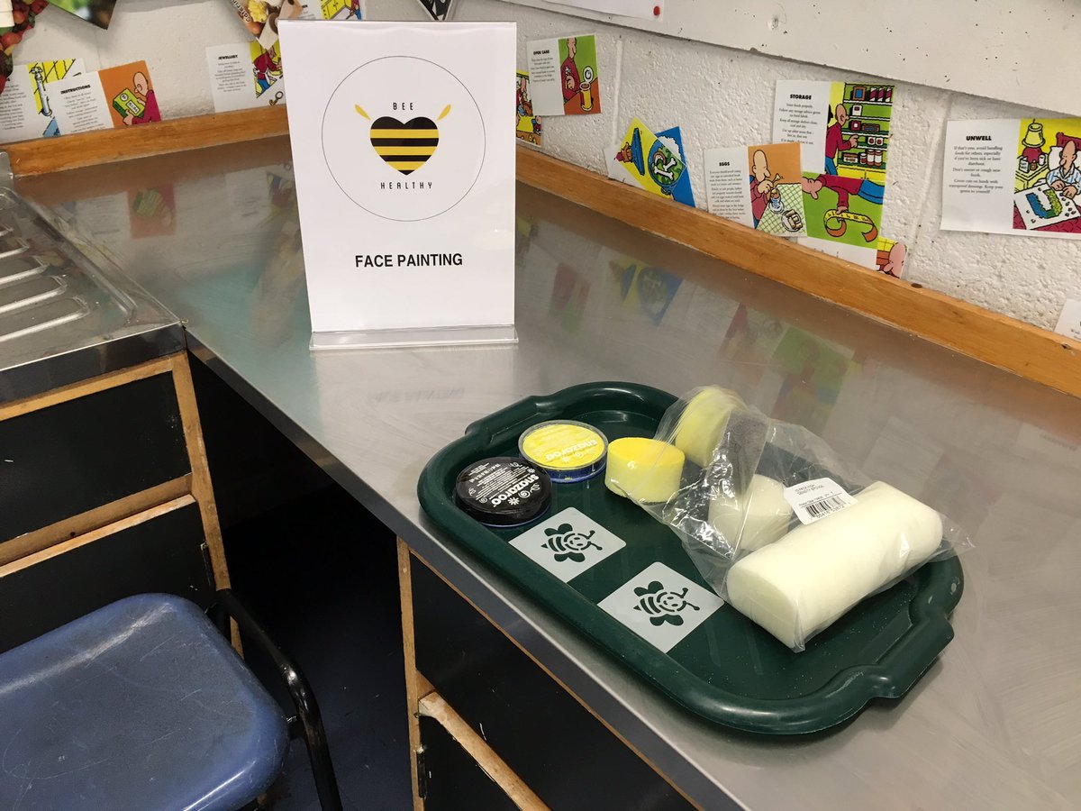 sian_hedges's tweet image. Room 18 already for Open Evening #hygieneandsafety #spotthehazards #eatwellguide #sugar #beehealthy