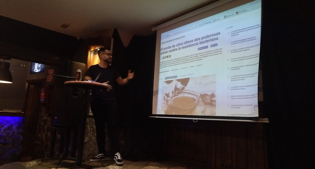 ConchiLillo's tweet image. Ya está @Aalexing explicando una de las noticias sobre #Microorganismos en #meetabiotech #biotechweeksal 
Qué bien se explica este chico! ❤️😍