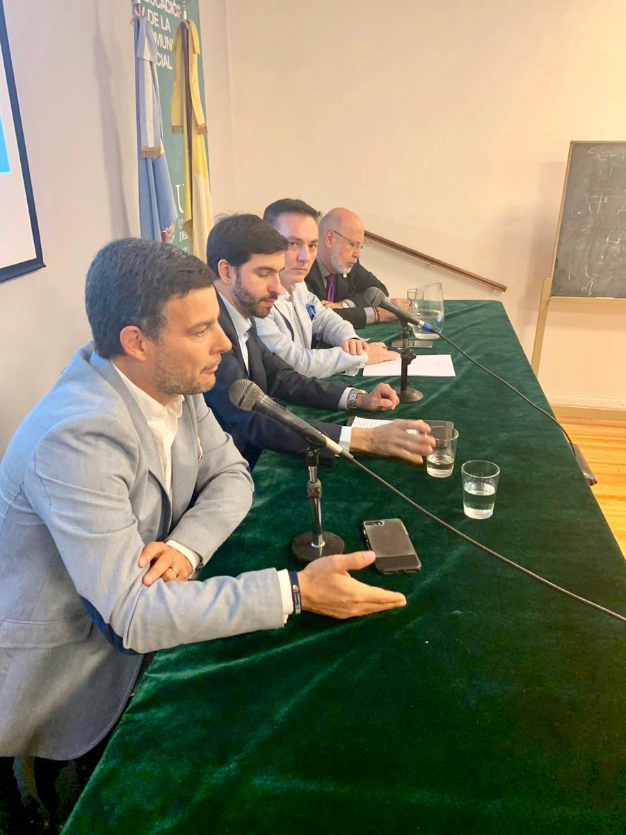 centralctl's tweet photo. Hoy es el día Interamericano de las Relaciones Públicas y en este marco tuvimos el lujo de que nuestro Director General, @fambrosetti, participara en un panel junto a los profesionales @jrochaga y @dcampal en la @USalvador https://t.co/CrOCCYw4m4