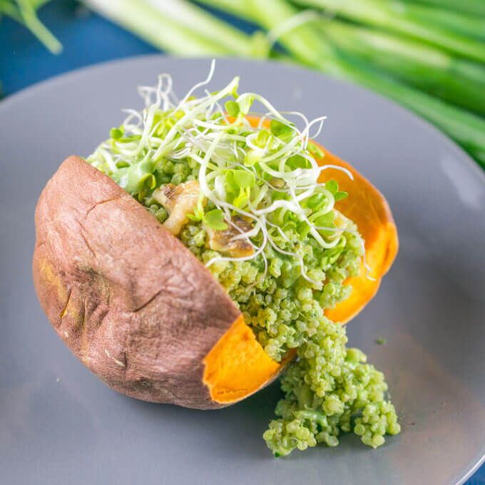 Sweet potato season is returning and that means so is our of our fav #mealprep recipes! Herb-forward green goddess dressing and quinoa stuffed sweet potatoes! buff.ly/2VjHeoZ #veganrecipehour