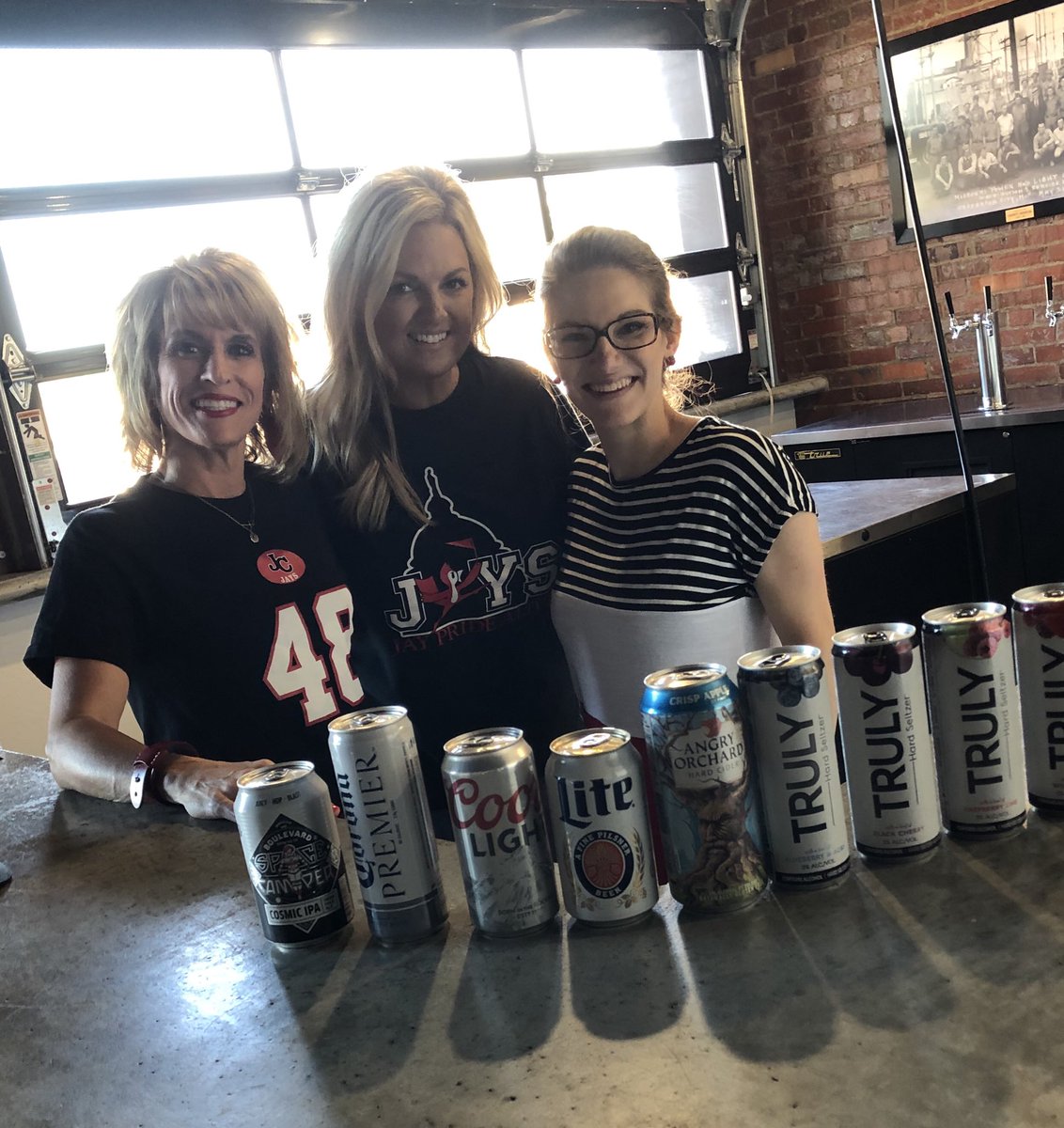 jaypridealive's tweet image. THANK YOU @MidMoBeer for your generous donation for tonight’s JPA Alumni HOCO celebration‼️💥#OnceAJayAlwaysAJay #JayPride #DrinkMo #MoBeer