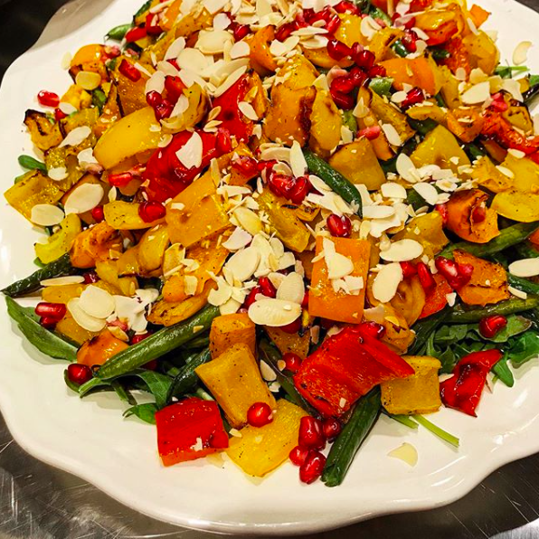 jackandlilTO's tweet photo. Ohhh what a lunch! ⠀⠀⠀⠀⠀⠀⠀⠀⠀
⠀⠀⠀⠀⠀⠀⠀⠀⠀
Our guests today enjoyed a charred green bean and pepper salad, topped with pomegranate, slivered almonds and dressed with a lemon vinaigrette. Lemon vinaigrette instantly brightens any salad. ☀️ https://t.co/oRGoLfhbJl