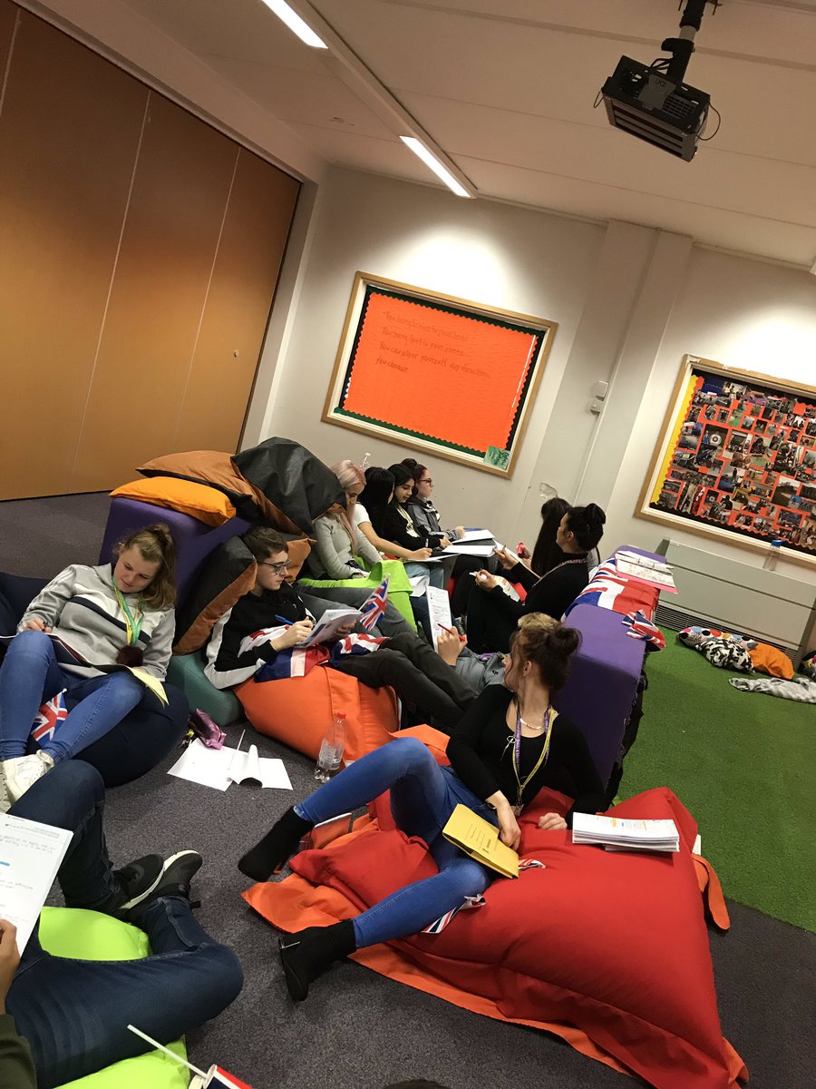 LCC14AA's tweet image. Our learners have a chill out zone! 🤘🏼 It’s their own space to use before the day starts, at break or lunches👌🏻 It’s also used to teach in too in a relaxed and chilled out environment! 😍Today it was used for some English lessons! 👏🏻🤩 #teachingoutsidetheclassroom @leedscitycoll