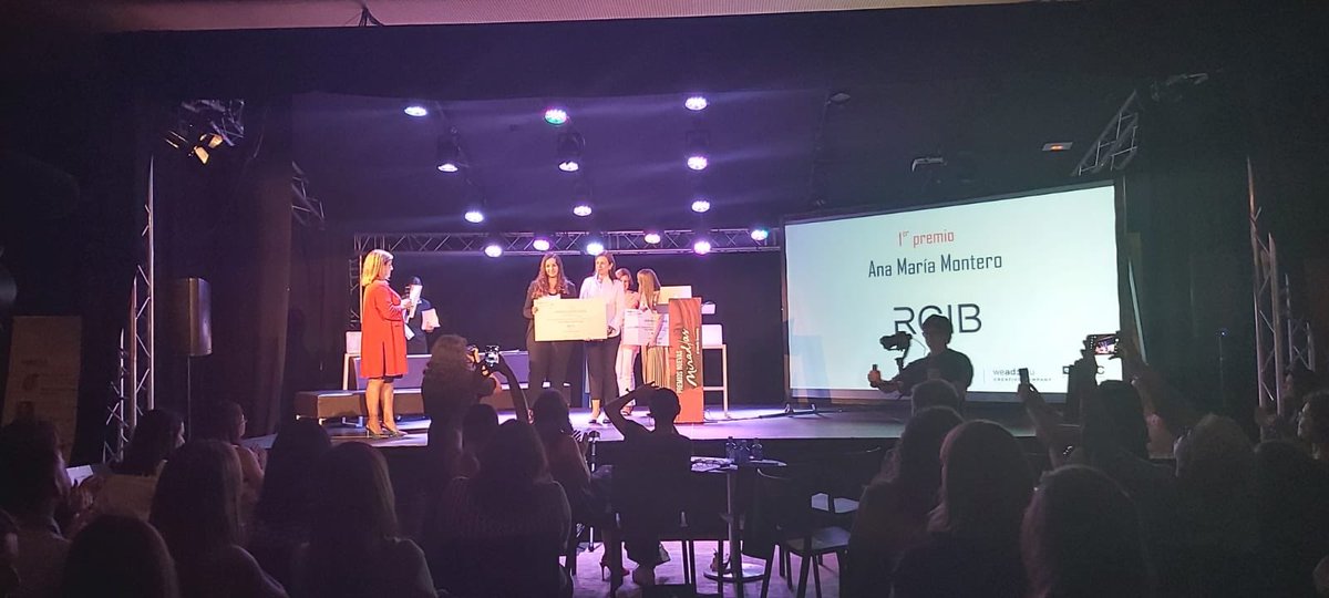 Nuestras dos finalistas y ganadoras del primer y segundo premio, por ser dos mujeres que seguro serán grandes referentes. #PremiosNuevasMiradas