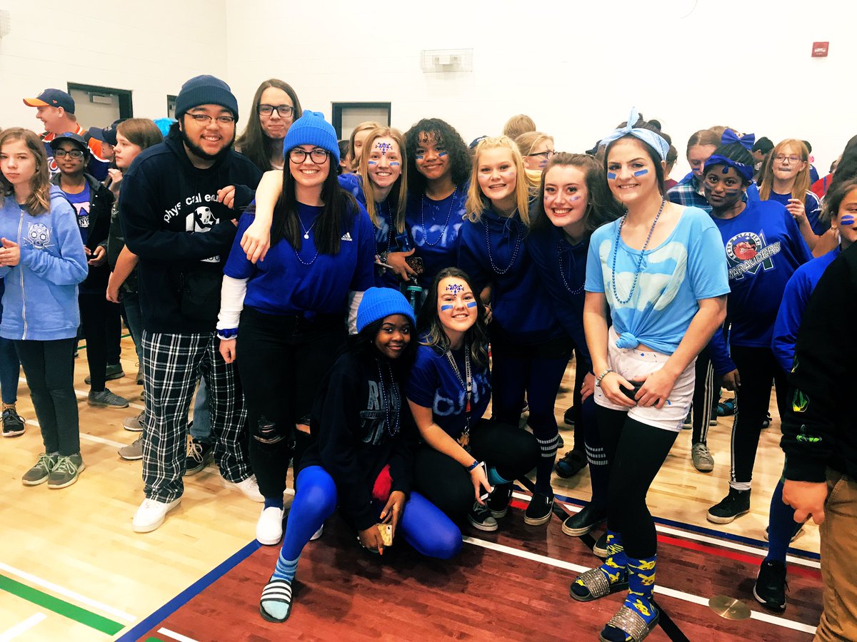 alexathorne's tweet photo. GO BLUE TEAM! 💙 #Spiritday @EcoleMcTavish #schoolspirit https://t.co/IIDRZgMUpn