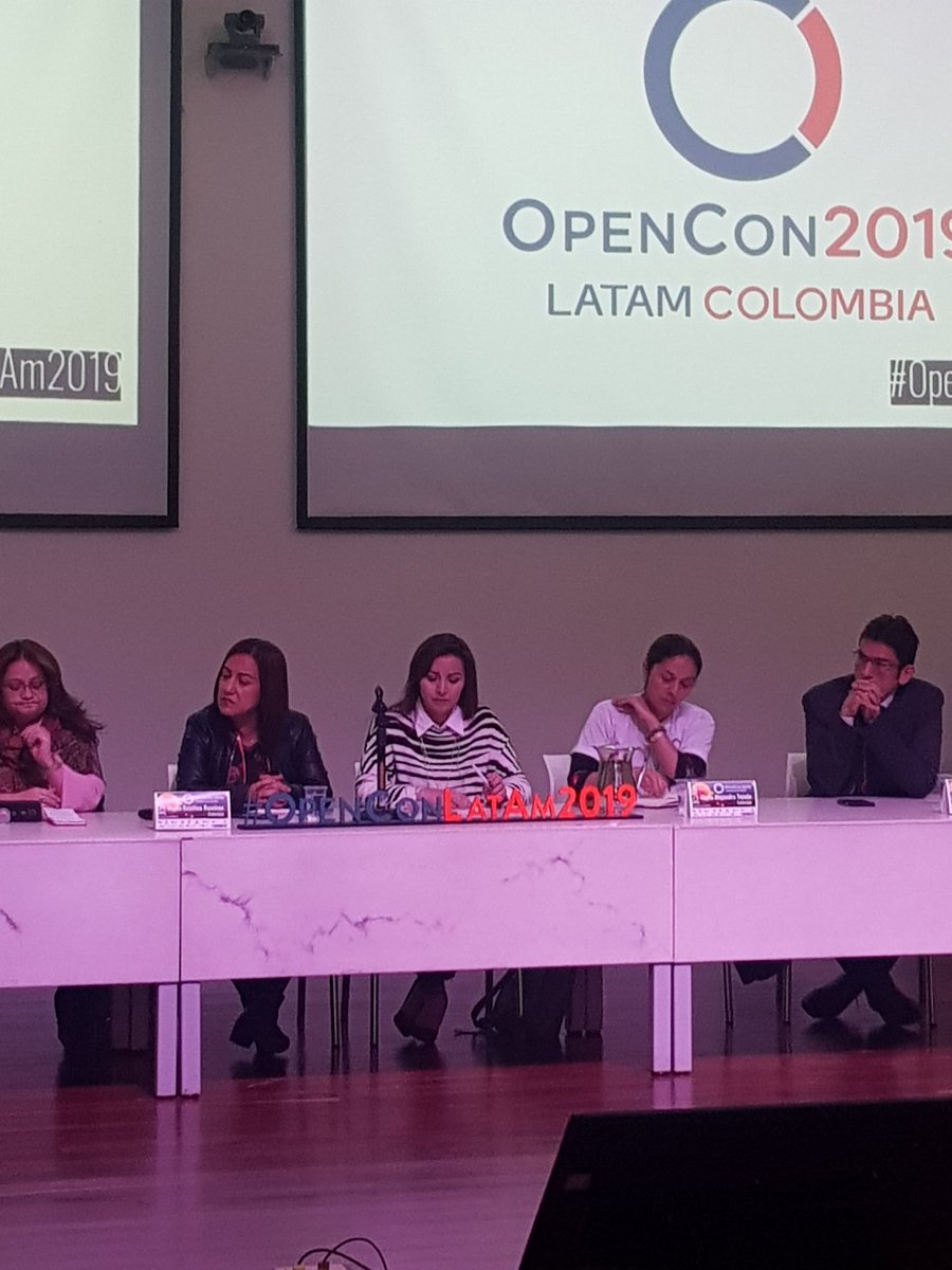 ducuchu's tweet image. Escuchando a @ariannabec en el #OpenConLatam2019