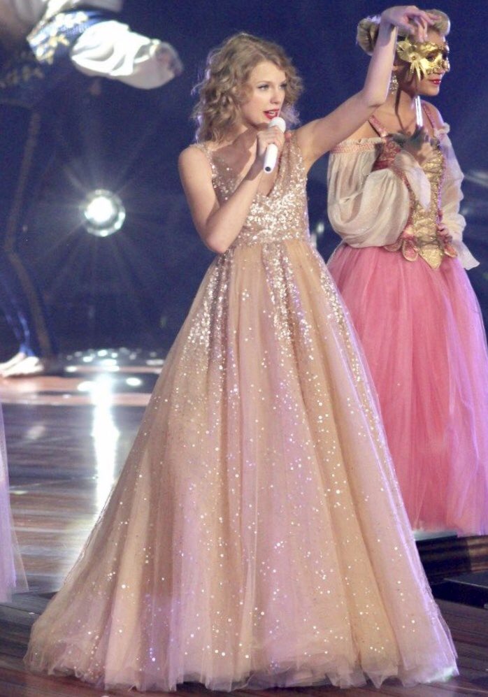 Taylor Swift Polls Which Performance Look Vote Below Taylorswift Swifties Speaknowworldtour Red Walmart Lovestory