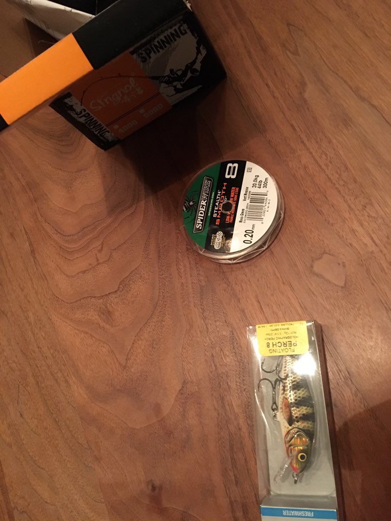 martin_kanon's tweet photo. Onze bengel moet een nieuwe hengel 🐟🎣 prima geslaagd bij  #kampeerhal #roden #deviswordtduurbetaaldpapa #gelobbymeteenhobby #indehaakzijn #maarikbenerwelheelblijmeepap https://t.co/tCLO68aSih