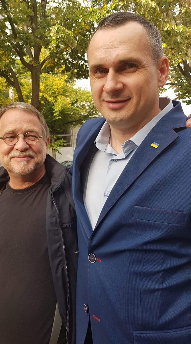 WBerchner's tweet image. #OlegSentsov met the 60-year-old #RonaldWendling in #Berlin, who has been standing in front of the Russian Embassy every Thursday, for years and often alone, calling for the release of Ukrainian prisoners in #Russia. #Ukraine