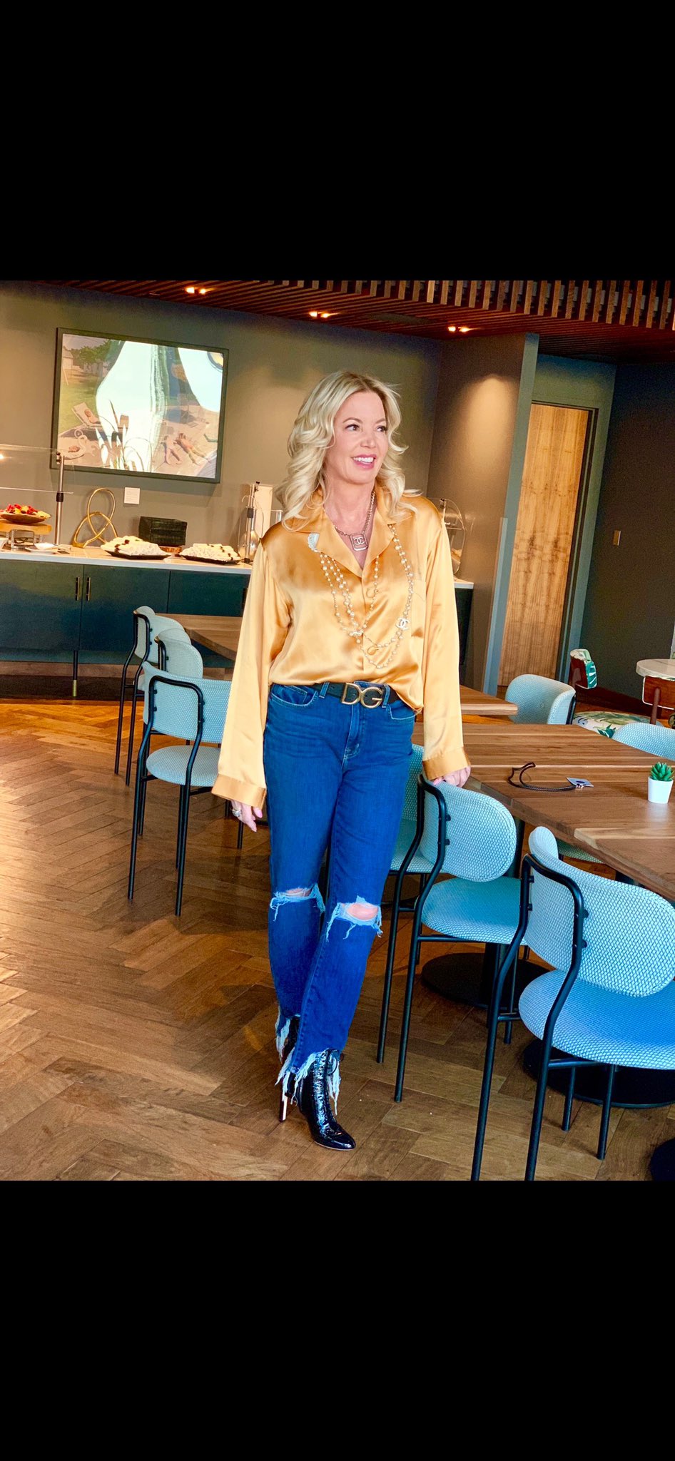   Happy Birthday Gorgeous!  I hope you have an absolutely amazing day Jeanie Buss!!    xoxo 