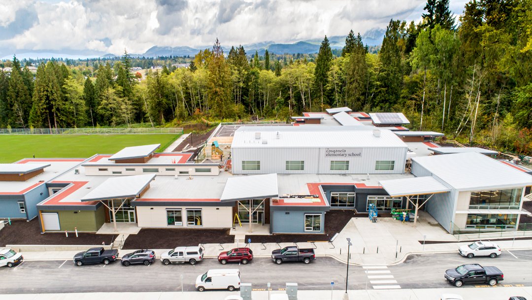 Maple Ridge’s c’usqunela Elementary School is complete and ready to welcome its 600 new students!
.
#CHPA #CHPAproject #CHParchitects #MapleRidge #Education #EducationArchitecture #ElementarySchool #SD42 #NewConstruction #SchoolDesign #Architecture #archdaily