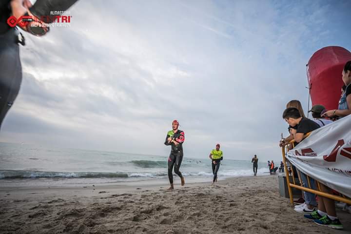 OscarMar3nez's tweet photo. 1. Todo iba feeenomenal, un buen agua para cómo estoy nadando este año, en el que, no sé muy bien cuándo, he perdido la fluidez. El mar siempre me ayuda.

#roadtoLD #3StyleTriatlon #trilife #solopiensoentri #sidueleaprieta #triatlon #triathlon #infinitrihalf

📸 @infinitrihalf https://t.co/biXdETj2TU