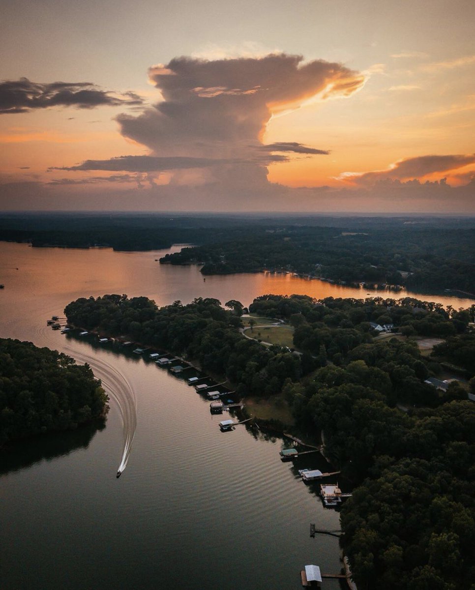 Discover_SC's tweet photo. Just a friendly afternoon reminder that the weekend is almost here, South Carolina is beautiful and you should come visit. 😉💙🙌🏽 https://t.co/yp9tyJGHVQ 

📸📍Lake Hartwell: candiceelizabeth via Instagram https://t.co/cZlFRTm0UI
