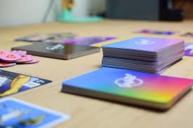 AlbercocsIB3's tweet photo. Què millor que una nit de rialles amb els amics jugant a un joc de taula? Per això, avui vos presentam @Gaybarthegame  el primer joc de cartes gai en espanyol. https://t.co/wvedWRcnFT