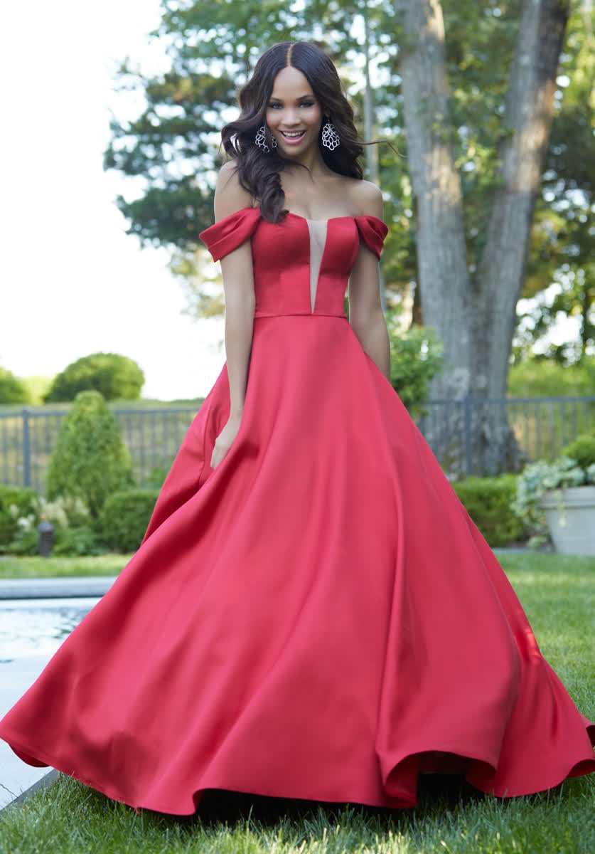 FXProm's tweet image. Dressed like a queen in @morileeprom #fxprom #ipapromretailer #ipadesigner #morileeprom