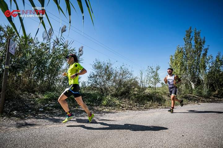 OscarMar3nez's tweet photo. 3. Muy bien la carrera, bajando el ritmo sabiendo que el calor iba a doler.

#roadtoLD #3StyleTriatlon #somostriatlon #trilife #solopiensoentri #sidueleaprieta #triatlon #triathlon #infinitrihalf

📸 @infinitrihalf https://t.co/DjtajC6gqA