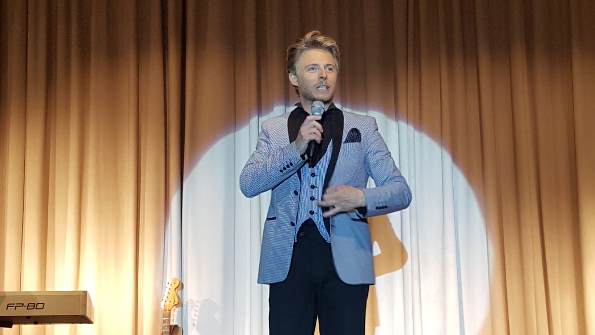 MagieFFAP's tweet photo. C'est parti pour une belle soirée cabaret magique avec Eric Leblon. https://t.co/mg8wHsQOlB