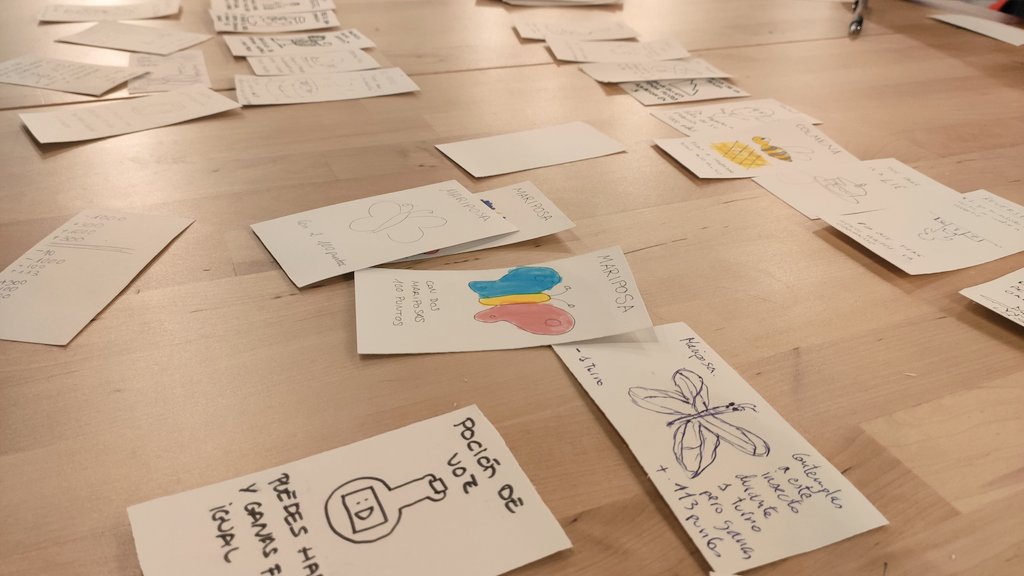 FemDevs's tweet photo. Las chicas de Valencia han tenido meetup esta tarde y han jugado a 1000 Cartas en Blanco: ¡un juego de game design en el que las cartas las creas tú! Os dejamos algunas fotos (aunque por despiste las hayan hecho tarde y ya quedaran pocas jugadoras). #FemDevsMeetups https://t.co/aAWu9ywBm6