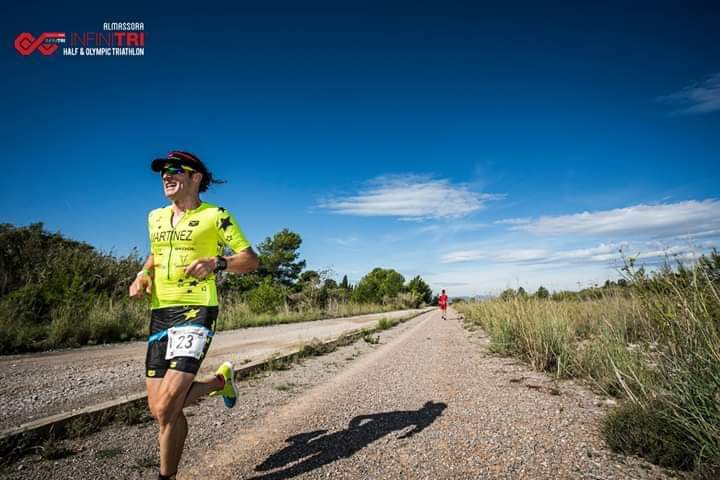 OscarMar3nez's tweet photo. 4. Km12: CALAMBRAZO en el aductor de la pierna izquierda, desde la rodilla a la cadera. Sin avisar, brutal. (de esto no tenemos foto)

#roadtoLD #3StyleTriatlon #somostriatlon #trilife #solopiensoentri #sidueleaprieta #triatlon #triathlon #infinitrihalf

📸 @infinitrihalf https://t.co/ycZp4wBSKM