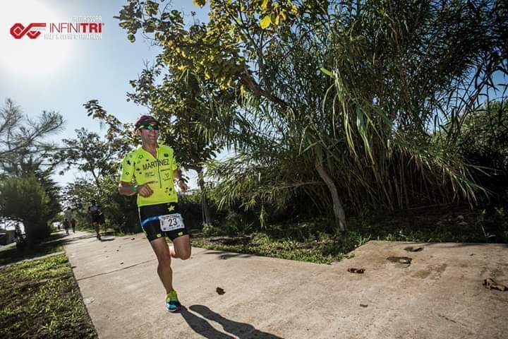 OscarMar3nez's tweet photo. 7. Intento trotar y me deja, así que media vuelta y a correr. Ahora sí me avisa, así que bajo el ritmo y pongo 'marcheta para acabar'.

#roadtoLD #3StyleTriatlon #somostriatlon #trilife #solopiensoentri #sidueleaprieta #triatlon #triathlon #infinitrihalf

📸 @infinitrihalf https://t.co/0mHgiuiXRE