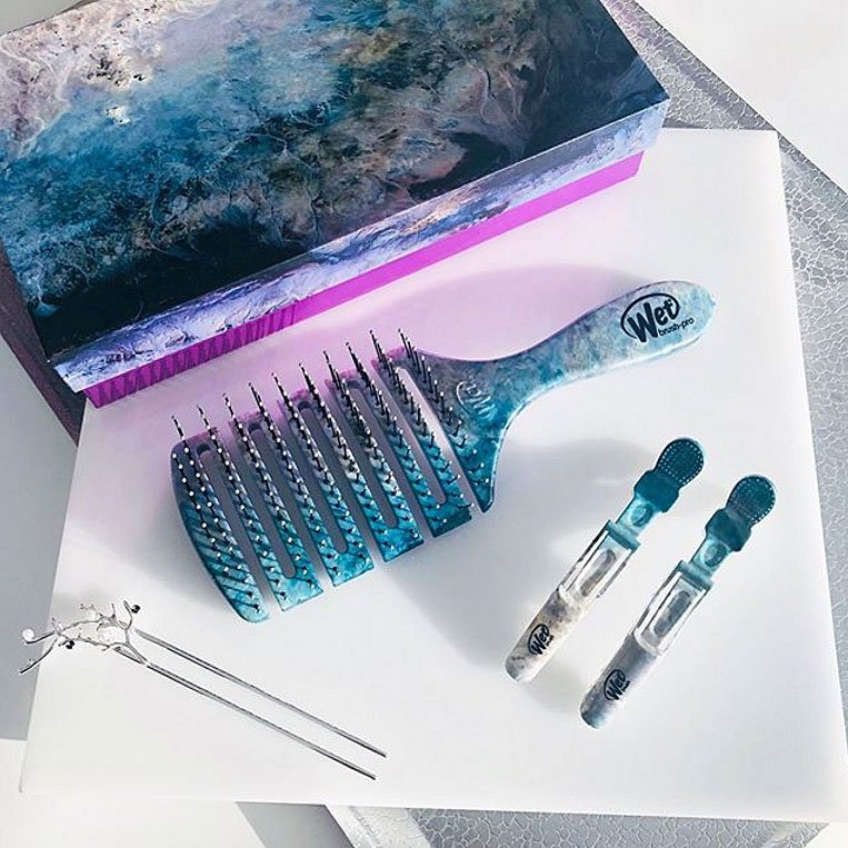 eastcoastsalon's tweet image. Get a FREE Magical Stone gift set when you buy any Bio Ionic appliance! The gift set includes a Wetbrush paddle flex dry, a silver hair pin and 4 sectioning clips! Hurry, while supplies last!

Look for Promotion: BIWBK
bit.ly/ECSSPromotions

#bioionic #WetBrush #ShopECSS