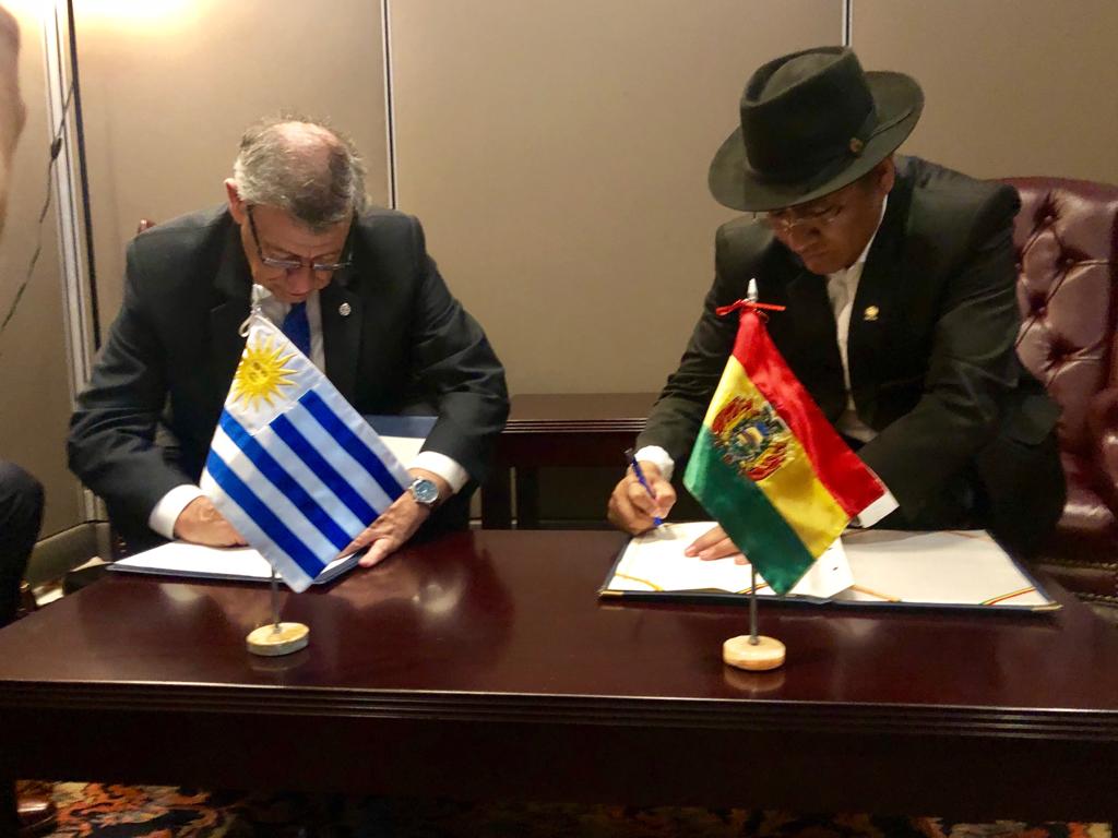 MRE_Bolivia's tweet photo. #AHORA | Cancilleres de Bolivia, @DiegoPary y de Uruguay, Rodolfo Nin Novoa suscriben el Memorándum de entendimiento sobre Asistencia Consular.
#BoliviaIntegra 🇧🇴🤝🇺🇾 https://t.co/Q9Nawfdpxa