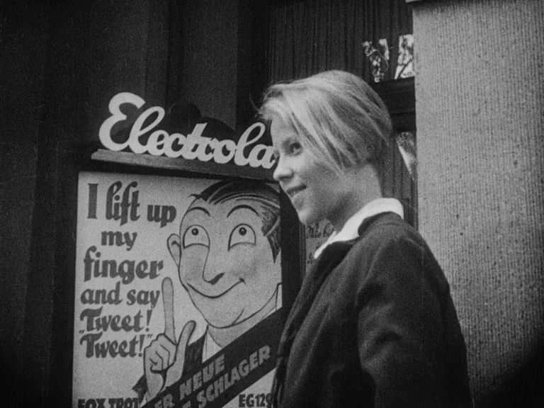 no_amount's tweet photo. Momentka z filmu Menschen am Sonntag (1930).
Aneb kterak twitter rozvrátil Výmarskou republiku. https://t.co/CmKnQrdk0q