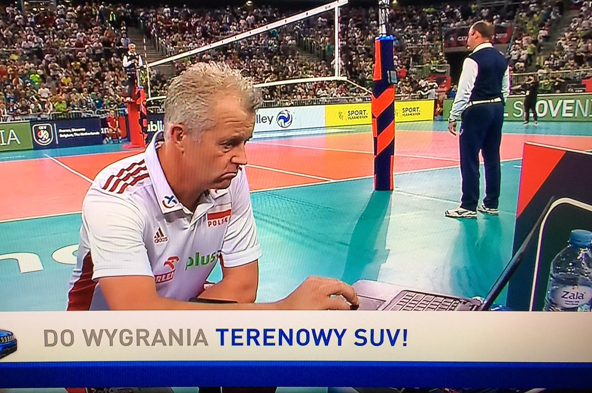 S_Wikariak's tweet photo. Trener się wkurzył i postanowił dla uspokojenia postawić sobie pasjansa. 
#POLSLO https://t.co/g4TtJmr5EQ