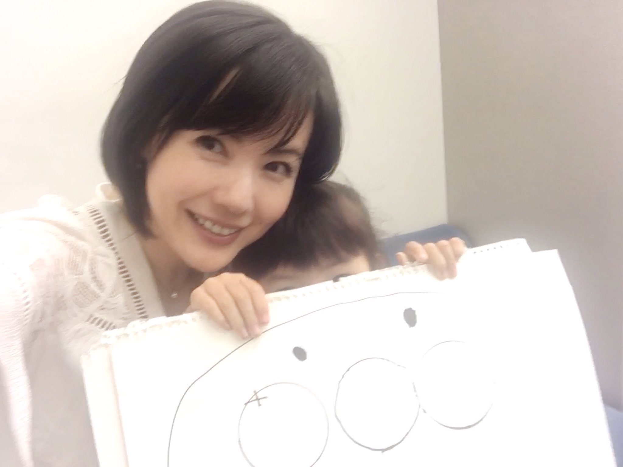 Twitter 上的 六車 奈々 旦那さんの風邪により 急遽私の仕事に同行することになったせり 大好きなみほちゃんにも初めて会えて 大喜びでした 現場ではお絵かきしたり スタッフのお兄さんに遊んでもらい 初のスタジオ見学を満喫 そして本番は 爆睡 ๑ Gt Lt ๑