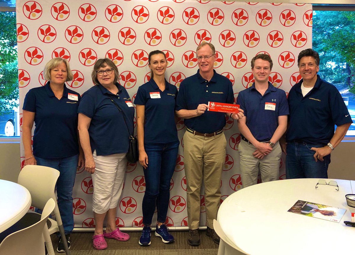 nilesbartonlaw's tweet photo. Yesterday @nilesbartonlaw  volunteered at the @MDFoodBank warehouse to support over 650,000 hungry individuals and families in Maryland. #FightHungerMD https://t.co/2F0ZQPmCDU