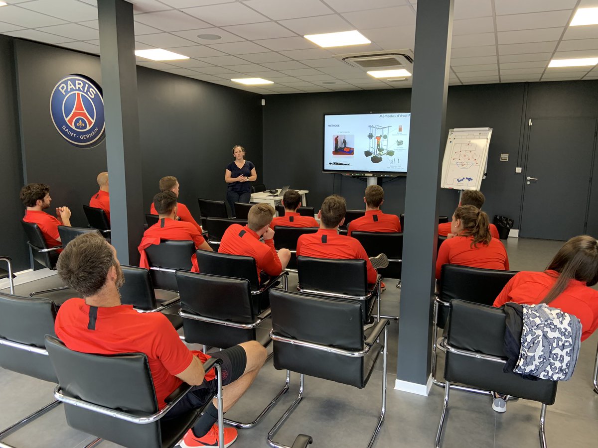 PSG_Performance's tweet image. Staff development part 2 with two top guests today! 👭🙏👍
🎾 @Mathil_Poignard from @INSEP_PARIS  and @FFTennis on recovery strategies 🛁❄️
🏋🏼‍♂️ Force/velocity profiling and EMG demo with @CaroCgx from @INSEP_PARIS
