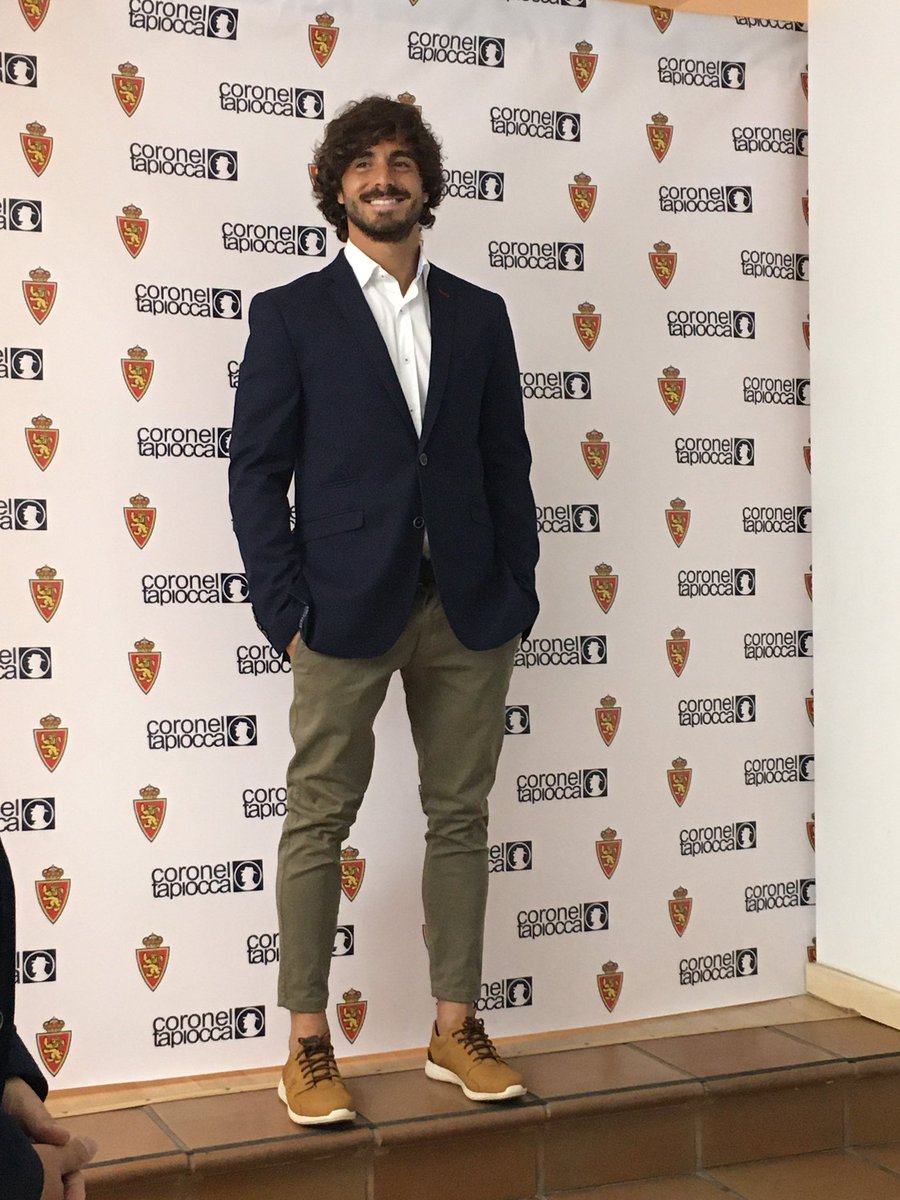 Amarillomacrame's tweet photo. Hoy se ha presentado la ropa de paseo del @RealZaragoza de la mano de #CoronelTapiocca. Me pido la sudadera!!☝🏻(y a Javi Ros 🙊) https://t.co/PK1nNQs0Jf