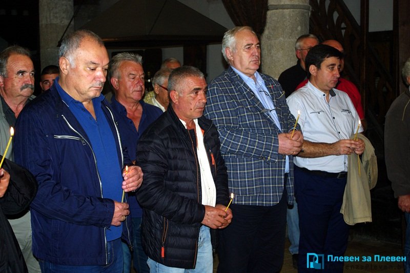За 30-а поредна година в храм “Свети Николай” в Плевен областната структура на БЗНС почете паметта на земеделския лидер Никола Петков в деня на неговата гибел – 23 септември. Делото на Никола Петков трябва да бъде продължено.