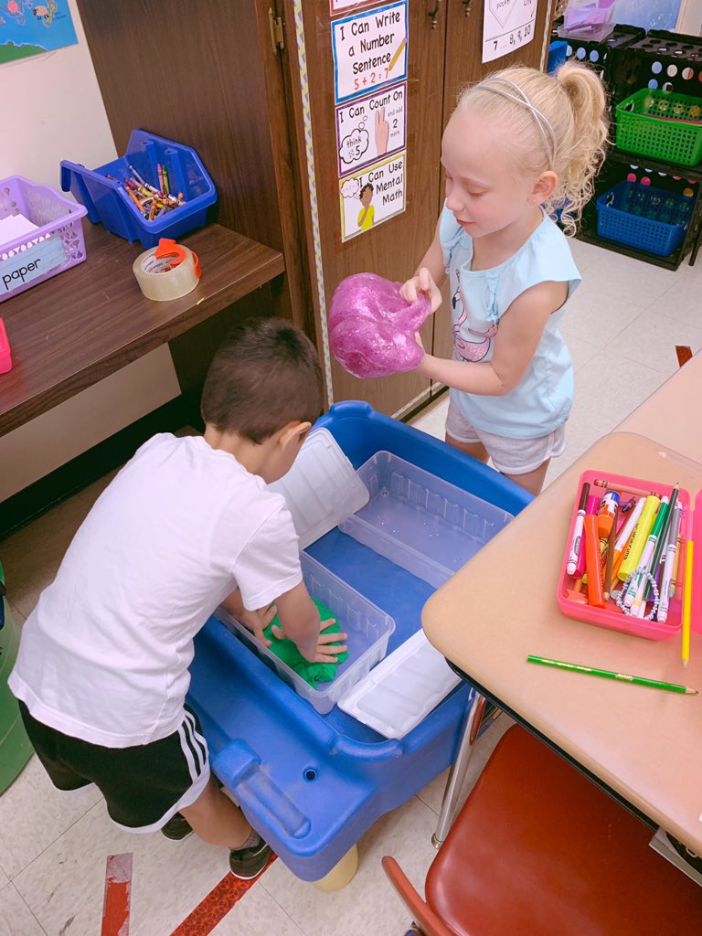 kmirtQV20's tweet photo. New reading lights, slime, and kinetic sand made our morning zones a great way to start the day! #LEAPtime https://t.co/etCDqoopHF