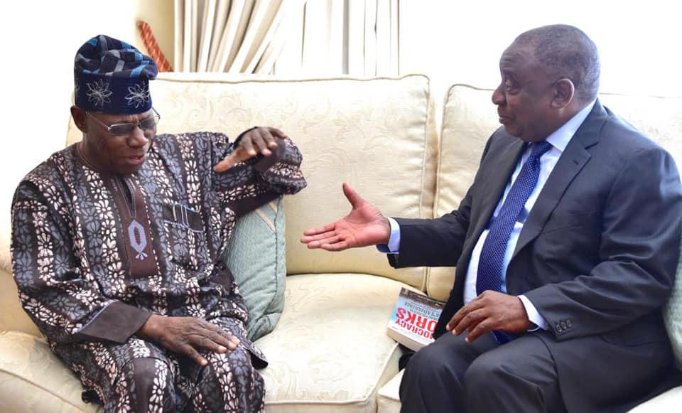 legitngnews's tweet image. Nigeria’s former president, Olusegun Obasanjo paid a courtesy visit to @CyrilRamaphosa of #SouthAfrica on Thursday, September 26, not possibly on issues of the recent #xenophobicattacks in the country, but to present his new book.
Credit: SADC News
