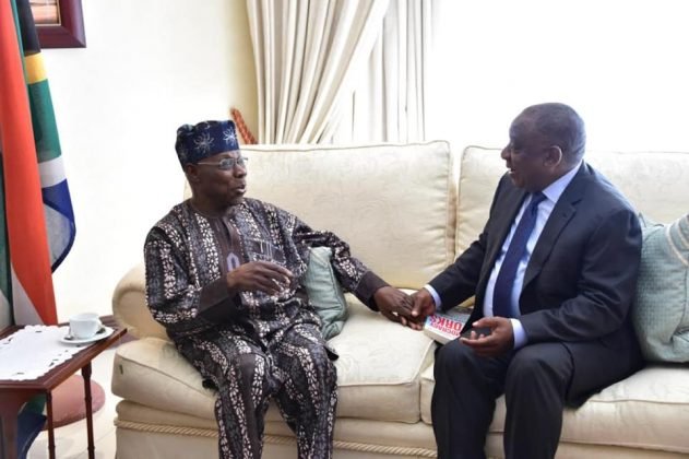 legitngnews's tweet image. Nigeria’s former president, Olusegun Obasanjo paid a courtesy visit to @CyrilRamaphosa of #SouthAfrica on Thursday, September 26, not possibly on issues of the recent #xenophobicattacks in the country, but to present his new book.
Credit: SADC News