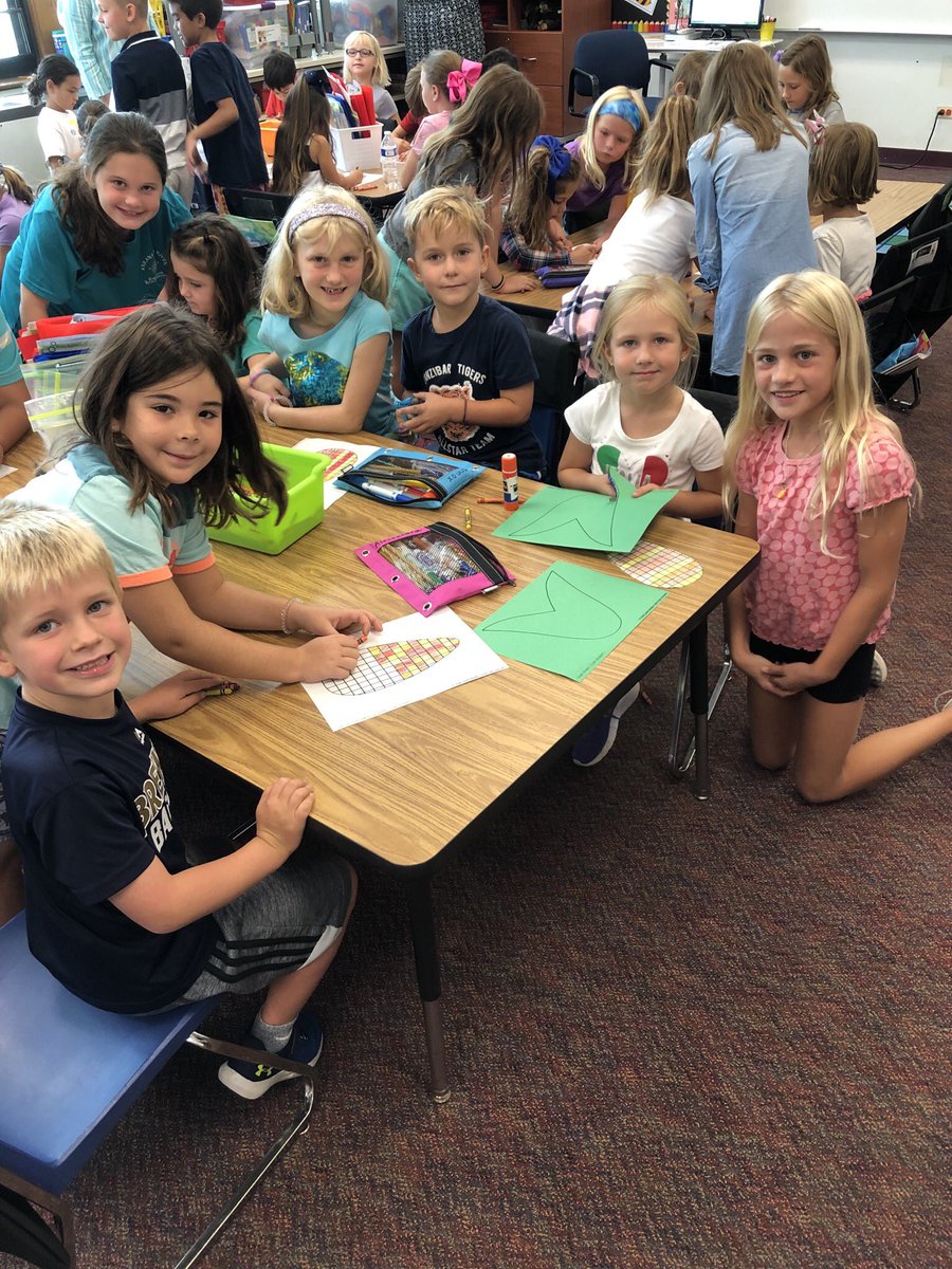 Classroom206's tweet photo. Helping our kindergarten buddies with a fun fall project this morning! #EngageD64 #D64smiles https://t.co/CBQuIchCzF