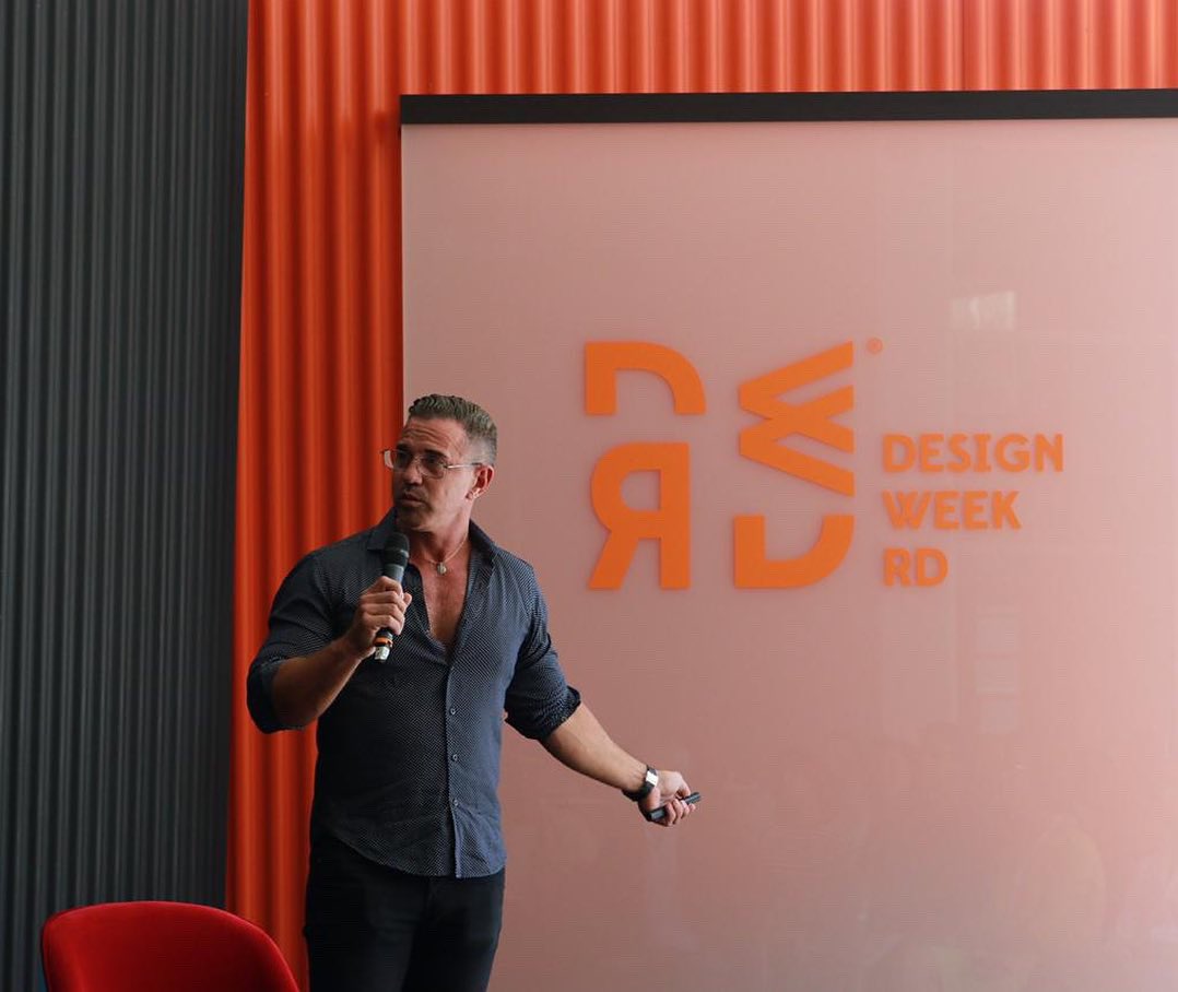 designweekrd's tweet photo. El diseñador @hernanarriaga, participa en el circuito de charlas en la Sede Fray Antonio de Montesino en la mañana de hoy “Diseño Italiano y las ferias de Milán”. | Hernán estará impartiendo otra conferencia mañana a las 11:30AM sobre “El diseño y la prensa mundial” #DesignWeekRD https://t.co/K14aea51Rz