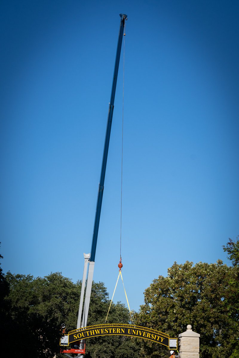 SouthwesternU's tweet image. After much anticipation, the new Southwestern Arch is here!! 
Coming to Homecoming next weekend? Make sure to snap a photo under it and share it with us using #BeSouthwestern.