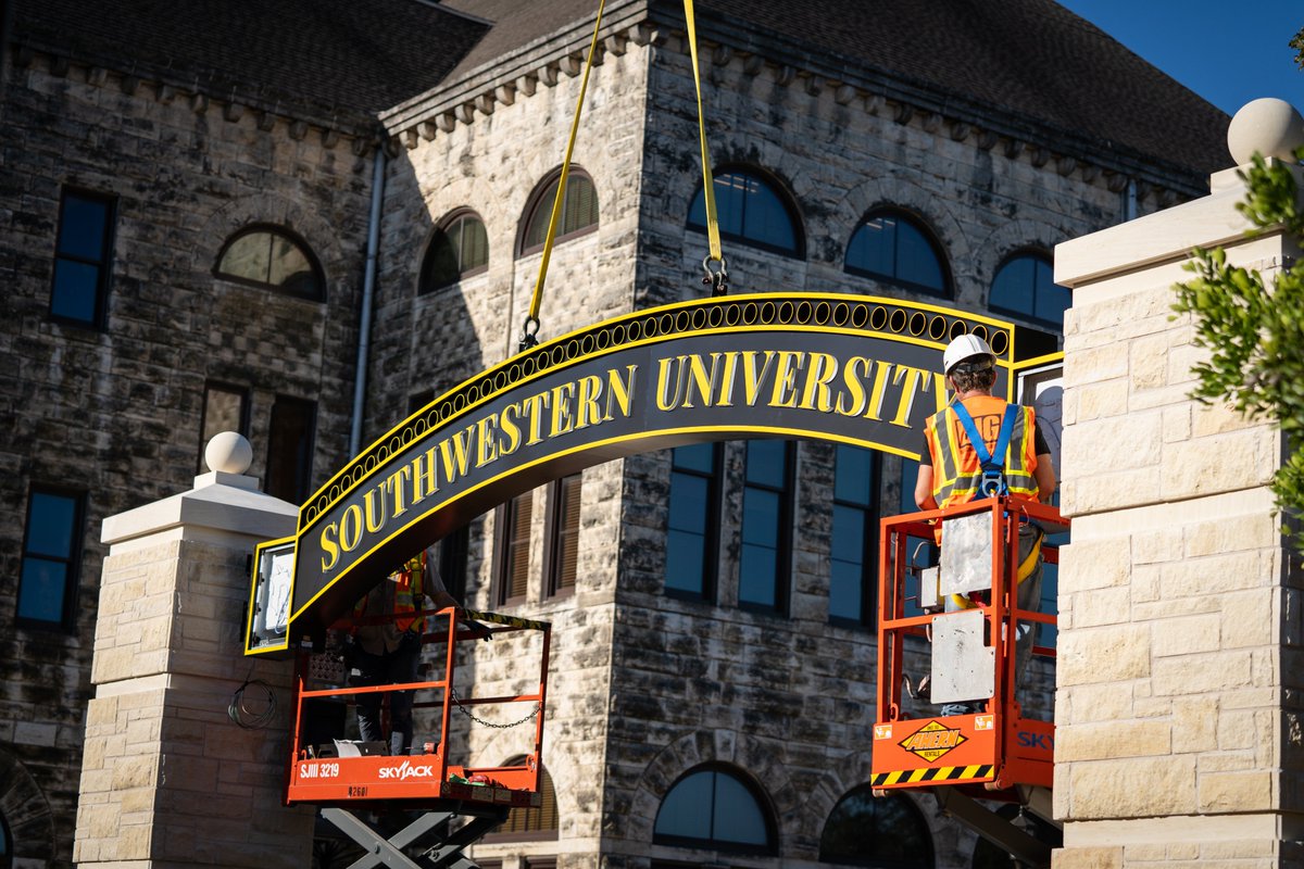 SouthwesternU's tweet image. After much anticipation, the new Southwestern Arch is here!! 
Coming to Homecoming next weekend? Make sure to snap a photo under it and share it with us using #BeSouthwestern.