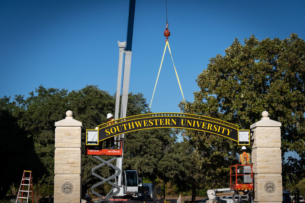 SouthwesternU's tweet image. After much anticipation, the new Southwestern Arch is here!! 
Coming to Homecoming next weekend? Make sure to snap a photo under it and share it with us using #BeSouthwestern.