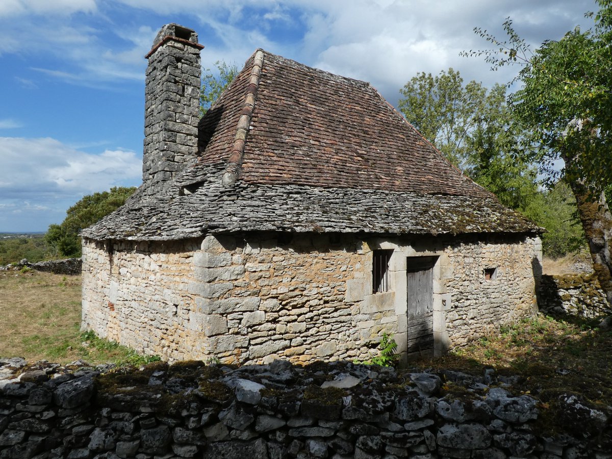 VArchGroup's tweet photo. Several VAG members ventured to France last week for the excellent @FarmBuildings conference in The Lot region. Wonderful range of constructions - farmhouses, bakehouses, barns, pigsties, wells, lavoirs, casselles, walnut processing buildings, water mills and pigeon houses. https://t.co/jE7S6CKWEp