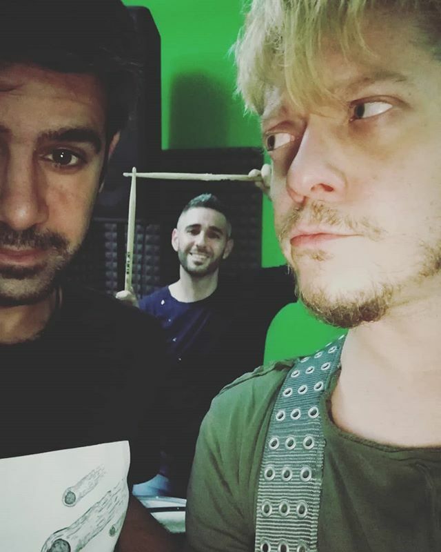 KaramaRock's tweet photo. @foxy.mezzanotte.ternavasio non capisce, ma deve muoversi in fretta, che manca poco poco a registrare #godzilla 🦖
.
.
.
#ikaramarock #nuovamusicaindipendente #Torinosuona #nusic #rockitalia #punkstyle #alienstyle #rockitlikearedhead #nuovenote #stayr… https://t.co/Vlr1FpHyAS https://t.co/0niBTSe6i2
