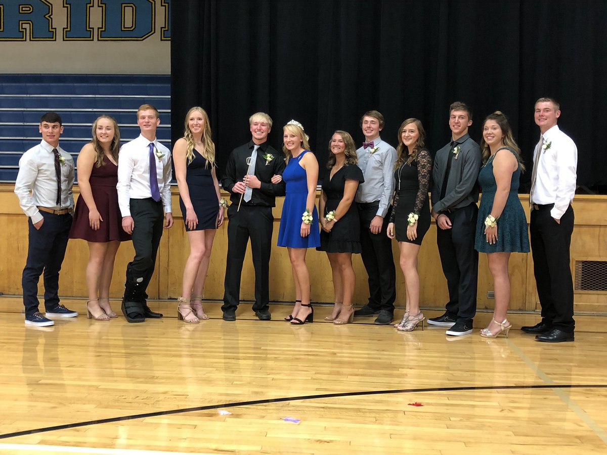 fosterhawks's tweet photo. Congratulations to the 2019 L-S Homecoming court, including King Blaize and Queen Abby! What a great group of young ladies and gentlemen. You all look amazing. 😊 #hoco2019 @LSHawks https://t.co/TKmE4bl5tV