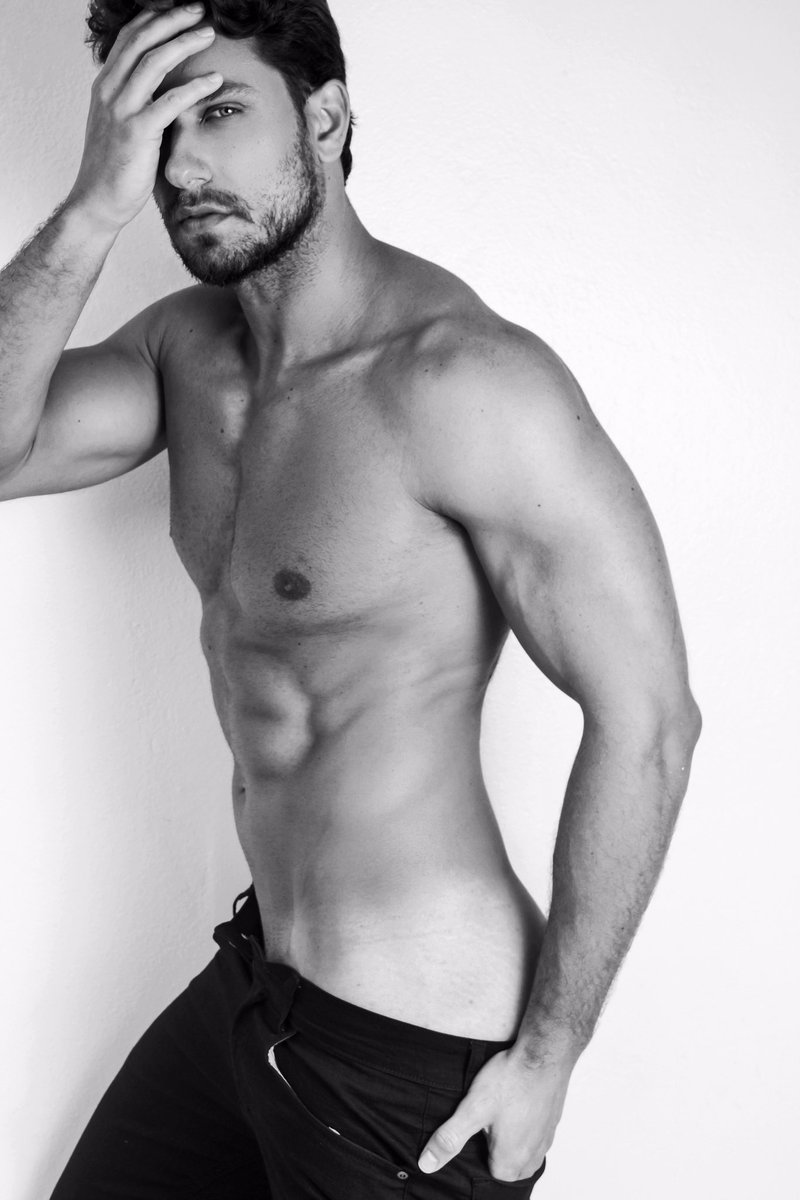 ambrosioelieser's tweet image. “Os seres humanos são divididos em mente e corpo. A mente abraça todas as nossas aspirações nobres, como a poesia e a filosofia, mas o corpo é que que tem todo o divertimento”
#elieserambrosio #influencer #editorialdemoda #mensfashion #menstyle #equilibrio #deusnocomando 🙏🏼