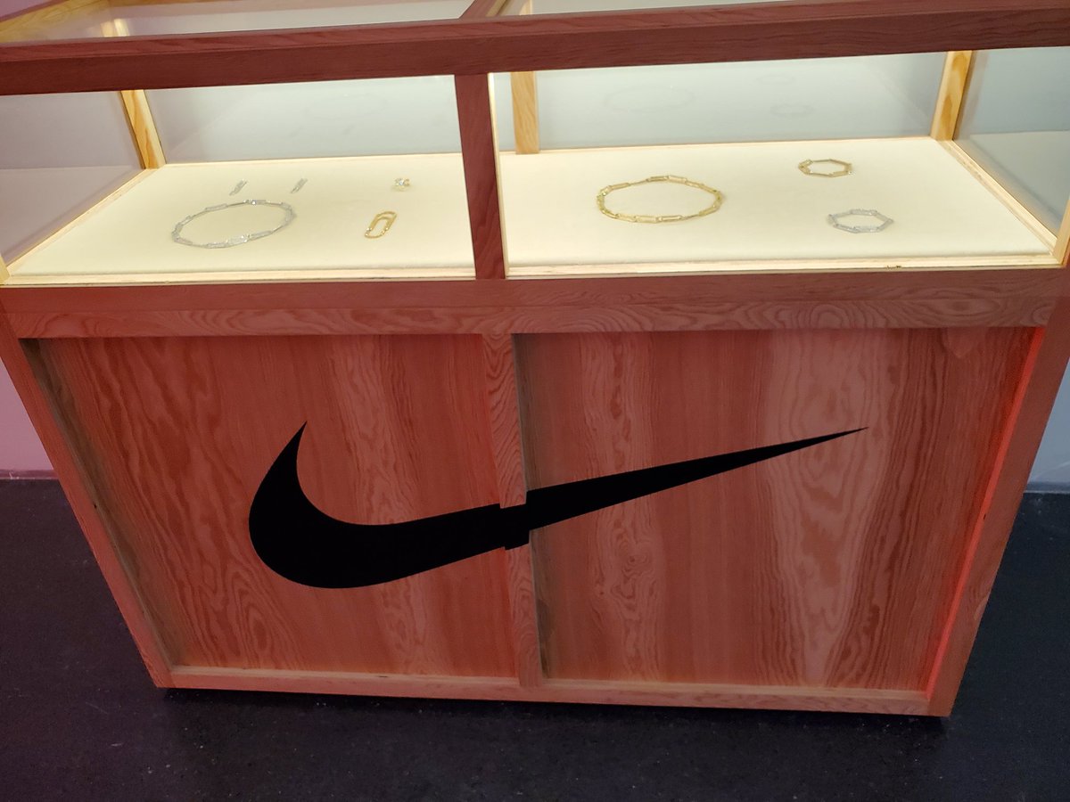 The one and only <a href="/JennerArtDept/">Luke Jenner</a> talking to students about the artwork of Virgil Abloh today at the MCA. Great trip with great classes!