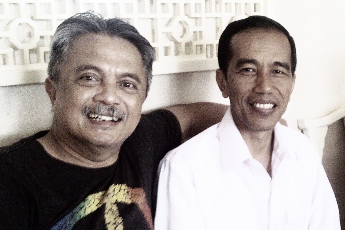 Sbg kawan (kalau mas <a href="/jokowi/">Joko Widodo</a> masih ingat), saya mohon dg hormat :
Hentikan kekerasan, penangkapan adik2 siswa, masy umum atau senior TNI, hanya krn menyampaikan sikap. 
Mereka cinta Indonesia.
Bgmn perasaan keluarganya? Pikirkan masadepan putra dan cucu panjenengan sendiri nanti.