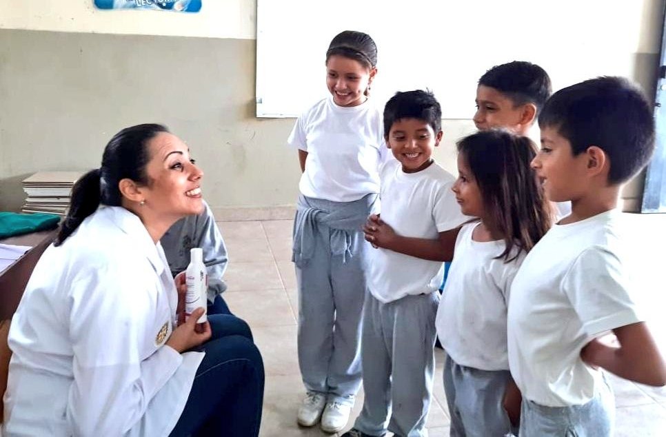 Salud_Loja's tweet photo. #Machala | Realizamos atención odontológica en las escuelas de la parroquia El Cambio y dictamos charlas para prevenir las caries. #EcuadorSinCaries https://t.co/6mN05XWg29